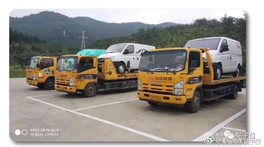 板车拉着充电车，给电动车充电，蔚来这操作堪称“太阳能手电筒”