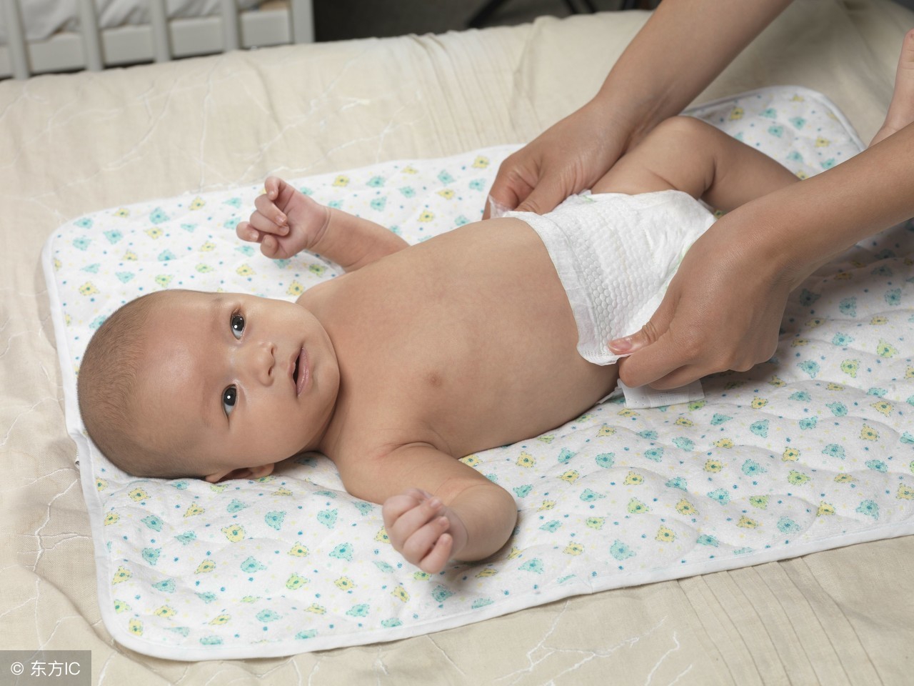 尿布一定要勤换、勤洗，每次喂奶前应更换一次