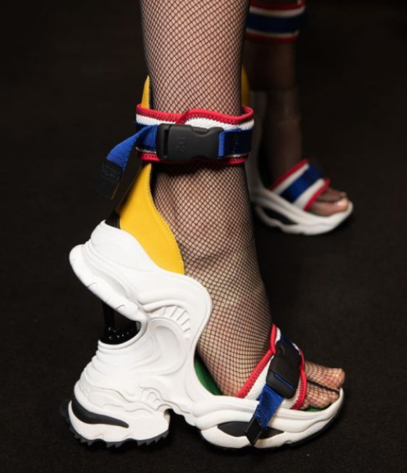 一双7k软妹币的潮鞋,居然是高跟鞋+洗碗布?!国外已卖断货……