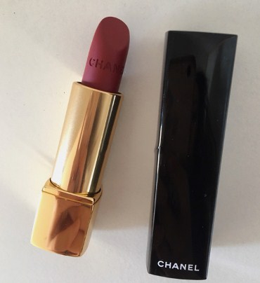 香奈儿口红丝绒系列58试色,香奈儿58丝绒红棕新年限定