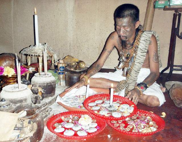 诡异让人毛骨悚然的电影情节,十部顶级邪术电影