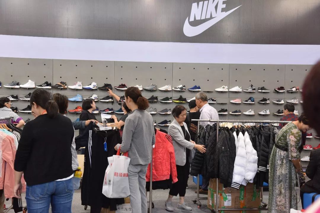 名牌服装大惠世纪城，真的没有比这回更划算的了！