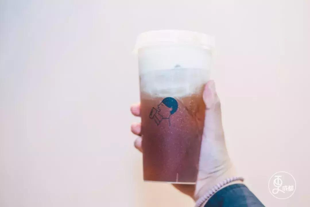 今天刷爆成都人朋友圈的网红奶茶店，卖起了五粮液水果茶和川菜！