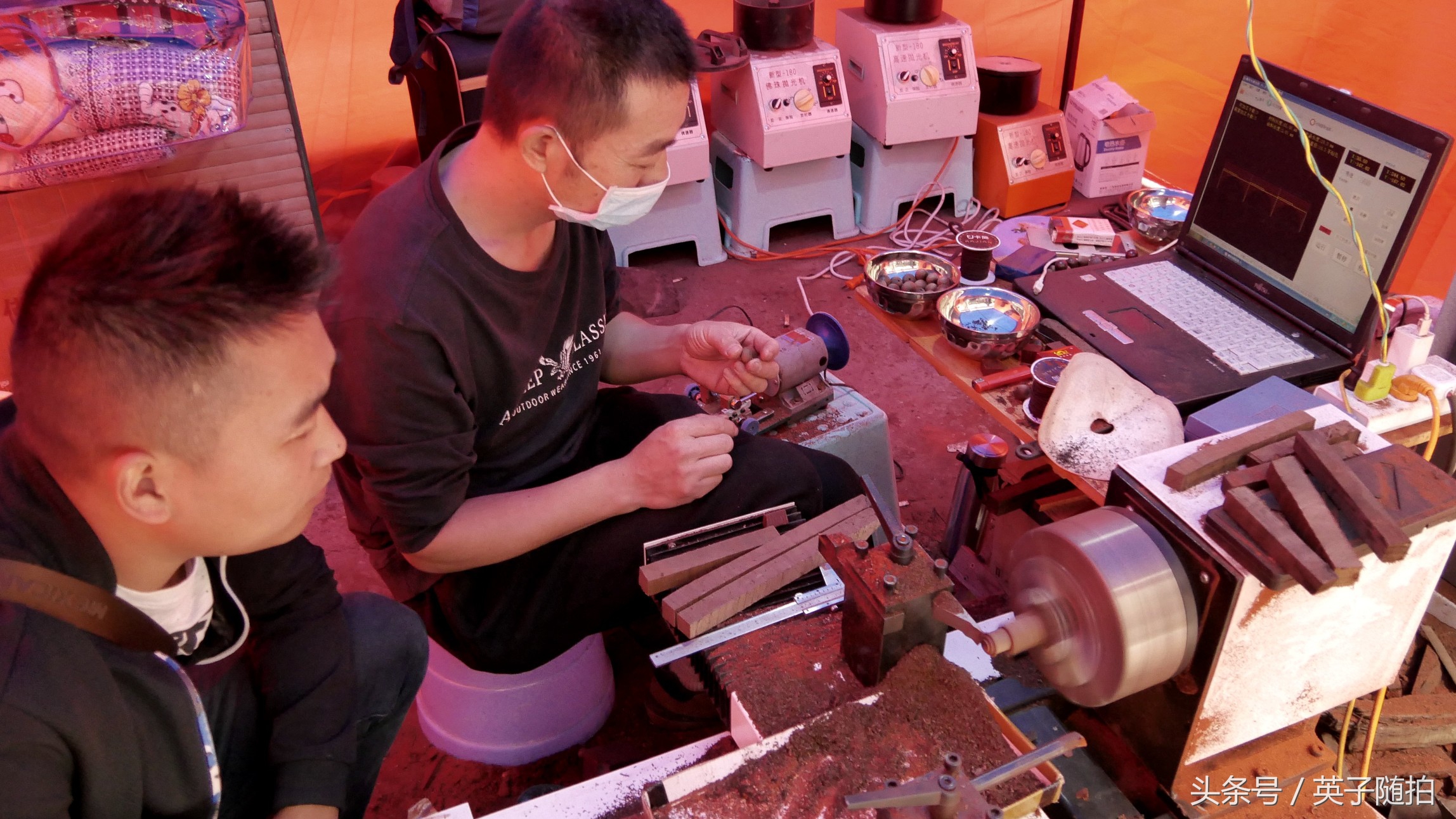 四川渠县：你玩手串吗，古镇三汇来了位帅哥专门加工手串、佛珠