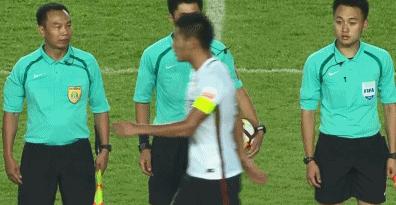 相互“揭短”!名记透露国脚和中超金哨对话始末,谁的言论不当?