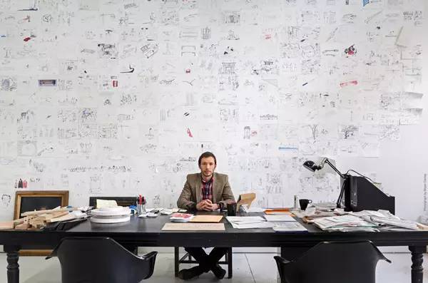 到底发生了什么？他把12个前女友都做成了高跟鞋？到底是真的假的