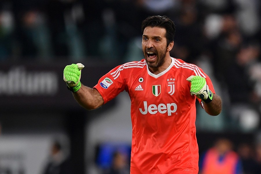 意大利门将布冯十大经典扑救,吉安路易吉布冯历史地位如何