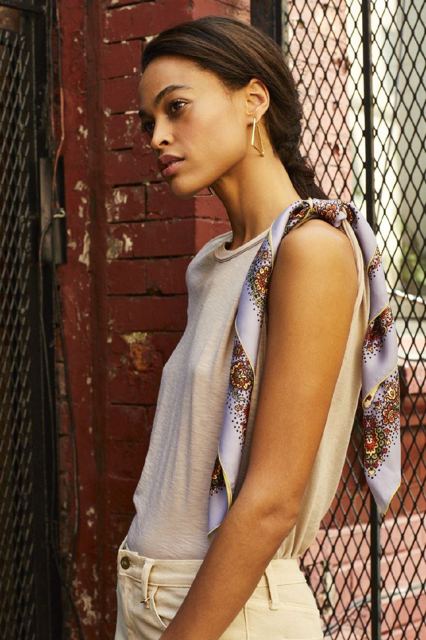 秋季长丝巾穿成俏皮上衣,秋季蚕丝丝巾怎么搭配衣服