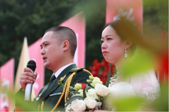 军旗为证，战友为媒：你嫁给爱情的样子，真美！