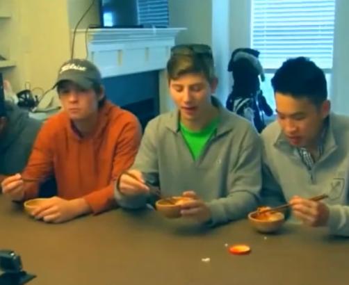 驰名商标中国制造的老干妈,像外国人这样子吃!口水要流一地