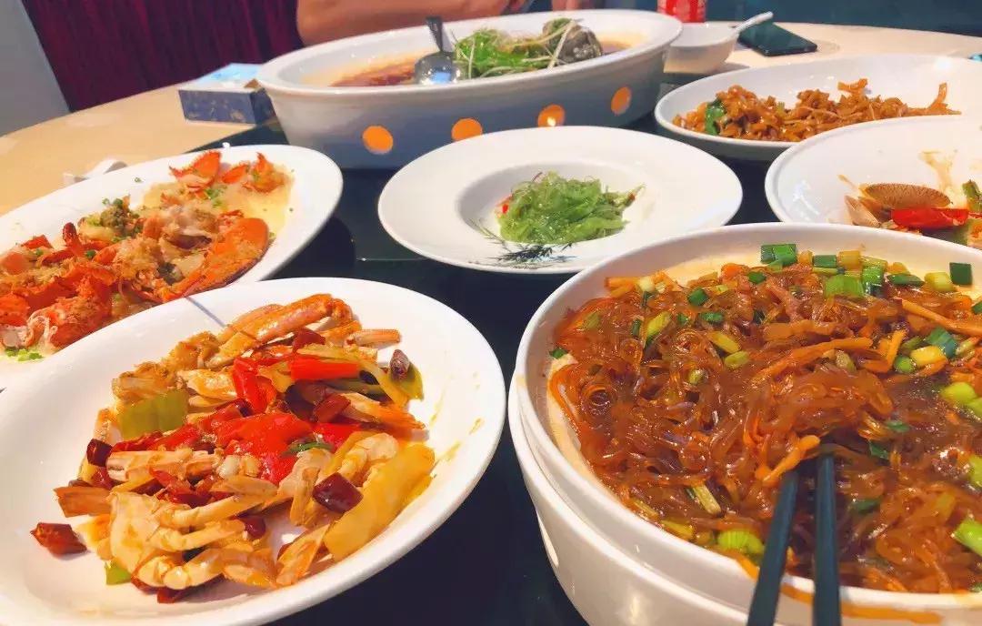 三亚火车头万人海鲜广场哪家好吃,在三亚3000元一桌的海鲜大餐