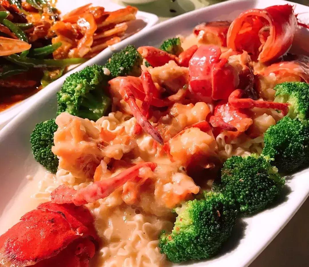 三亚火车头万人海鲜广场哪家好吃,在三亚3000元一桌的海鲜大餐