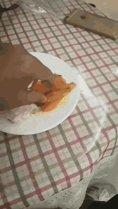 海底捞吃出疑似卫生巾护垫，女子索赔百万？！