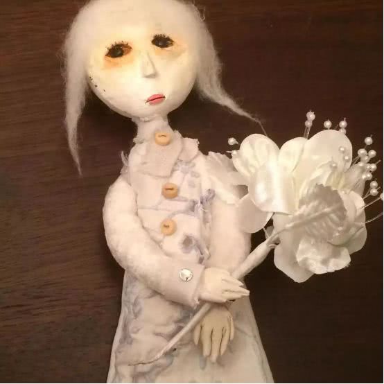 孩子用盒子建造废弃城市在家里,12岁男孩自己捡破烂