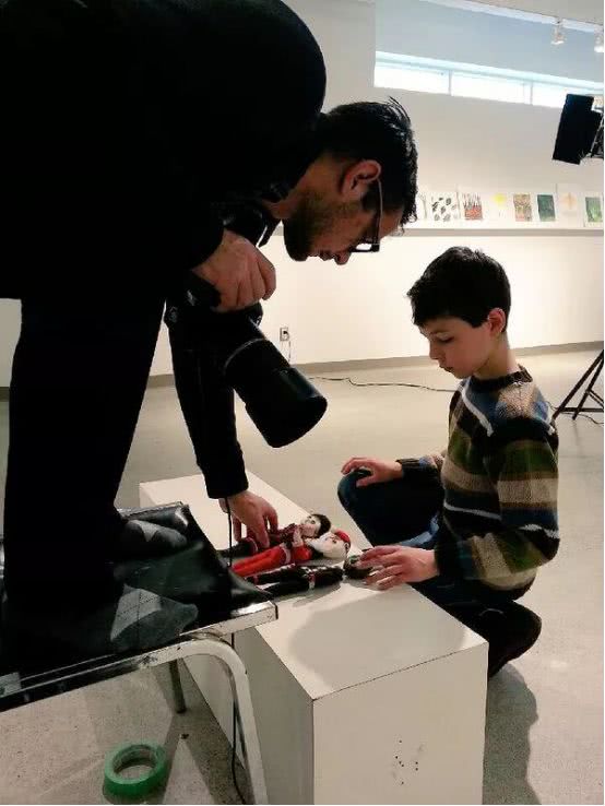 孩子用盒子建造废弃城市在家里,12岁男孩自己捡破烂