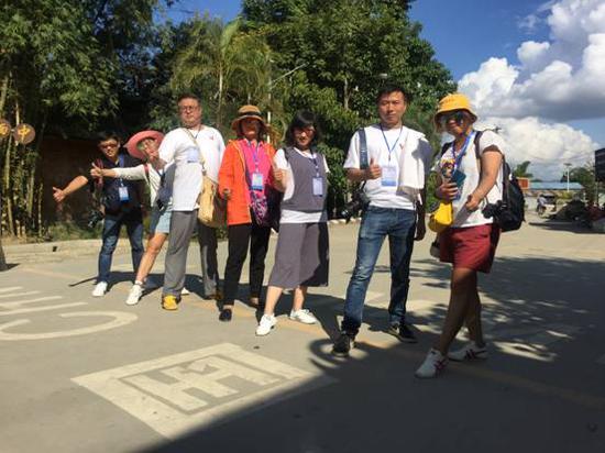 感受“一寨两国”边境奇观新浪大V小V走进瑞丽