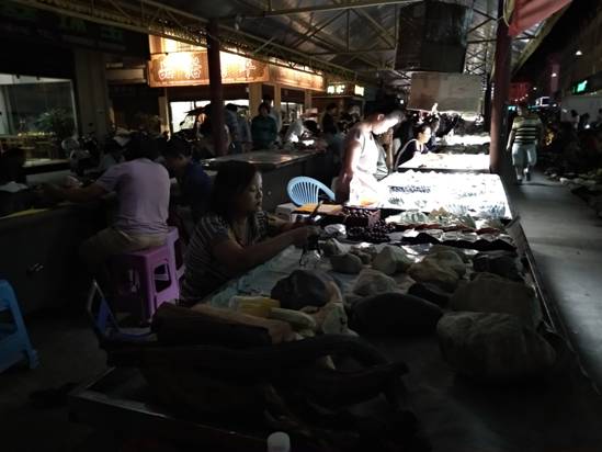 感受“一寨两国”边境奇观新浪大V小V走进瑞丽