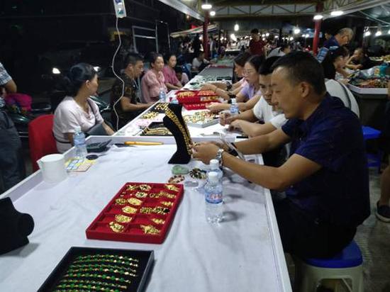 感受“一寨两国”边境奇观新浪大V小V走进瑞丽