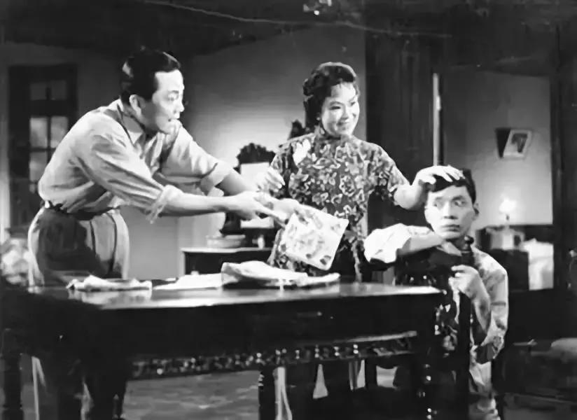 25年申花真铁杆“阿德哥”演出当面吐槽曹赟定“申花一直输球”