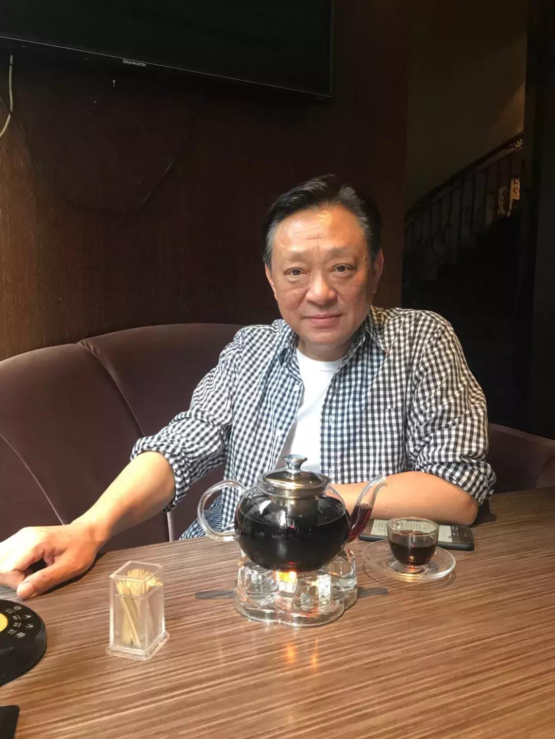 25年申花真铁杆“阿德哥”演出当面吐槽曹赟定“申花一直输球”