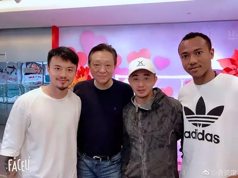 25年申花真铁杆“阿德哥”演出当面吐槽曹赟定“申花一直输球”