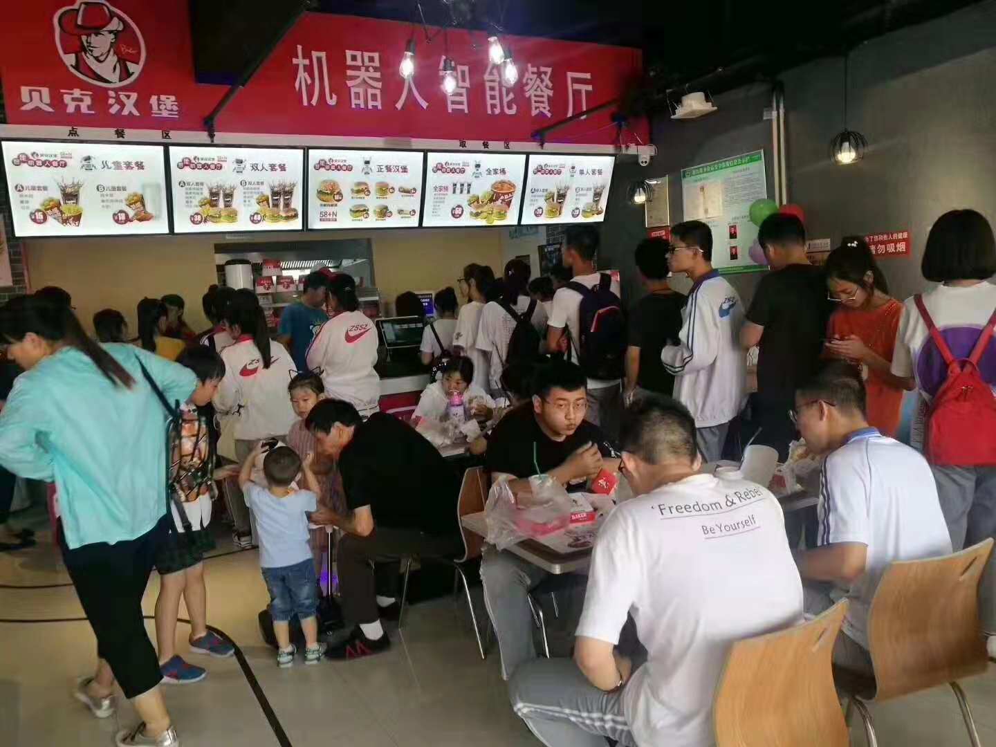 56岁大爷在家创业,60岁大爷创业视频