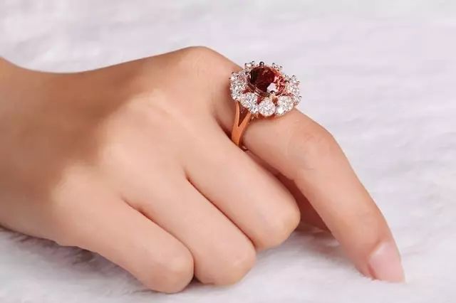 戒指戴在不同的手指戴代表什么,戒指戴在不同手指上的含义