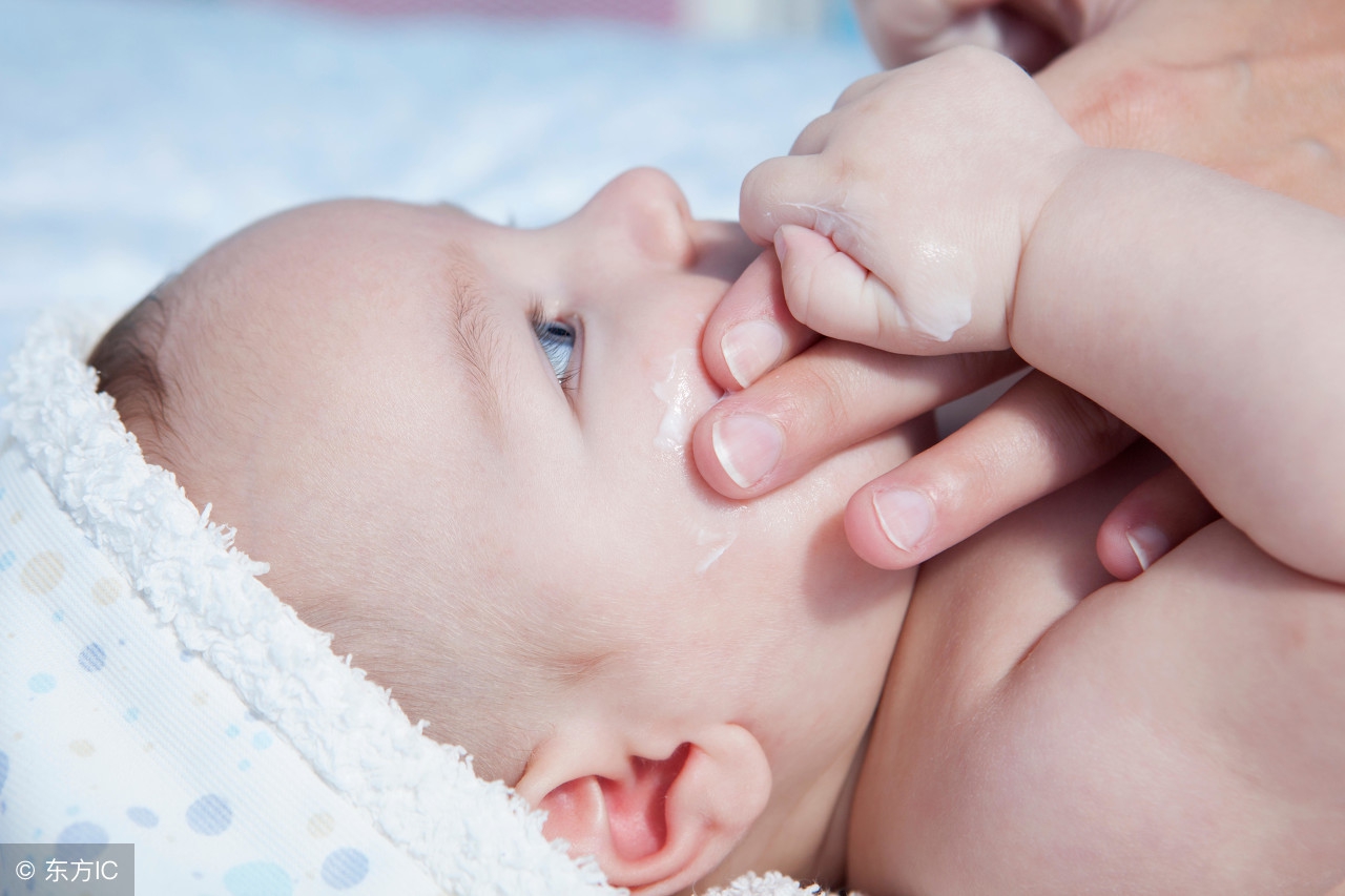最近宝宝脸上起红疹子怎么办,宝宝脸上起红疹怎么办