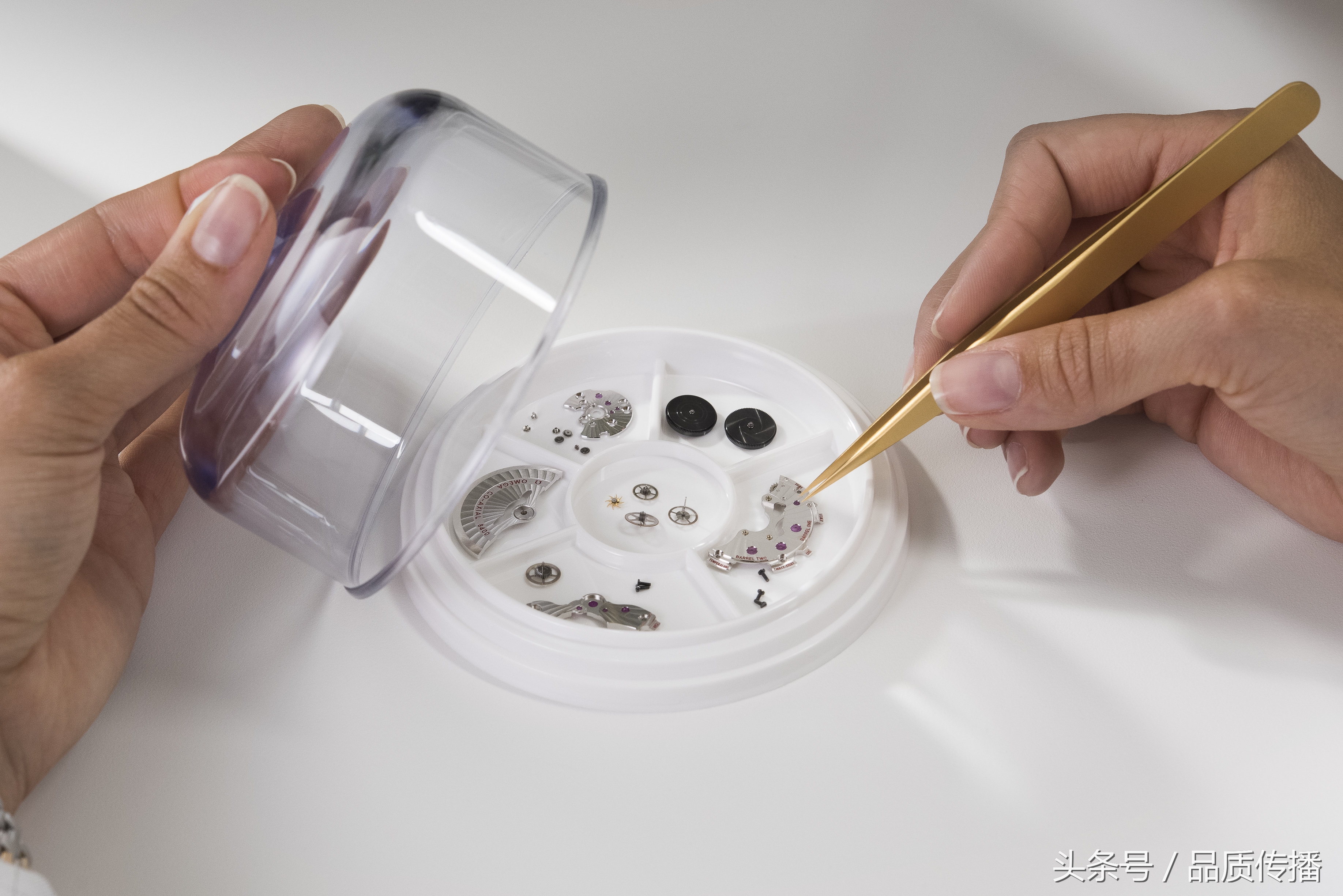 百达翡丽机芯打磨工艺视频,百达翡丽设计制造过程