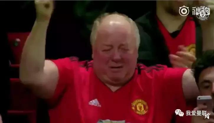 曼联逆转背后的真正英雄！你看，那位老人泪流满面