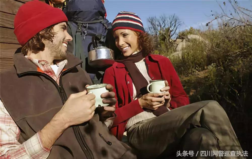 驴友非法穿越被困3天，烧内衣裤求救！理塘百余警民40多个小时冒雪搜救助其脱险……