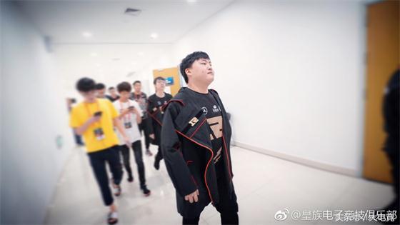 英雄联盟s8rng对阵c9香锅,英雄联盟s8总决赛uzi