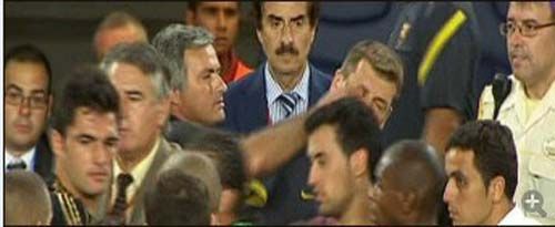 穆帅戳眼,穆帅戴手铐的手势