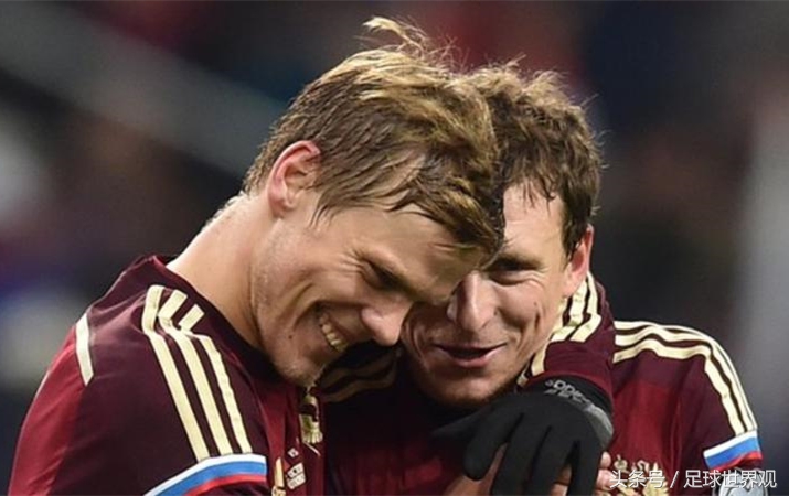 足坛这对同志球星惹事了！打伤政府*官高**，自毁生涯还可能面临刑罚