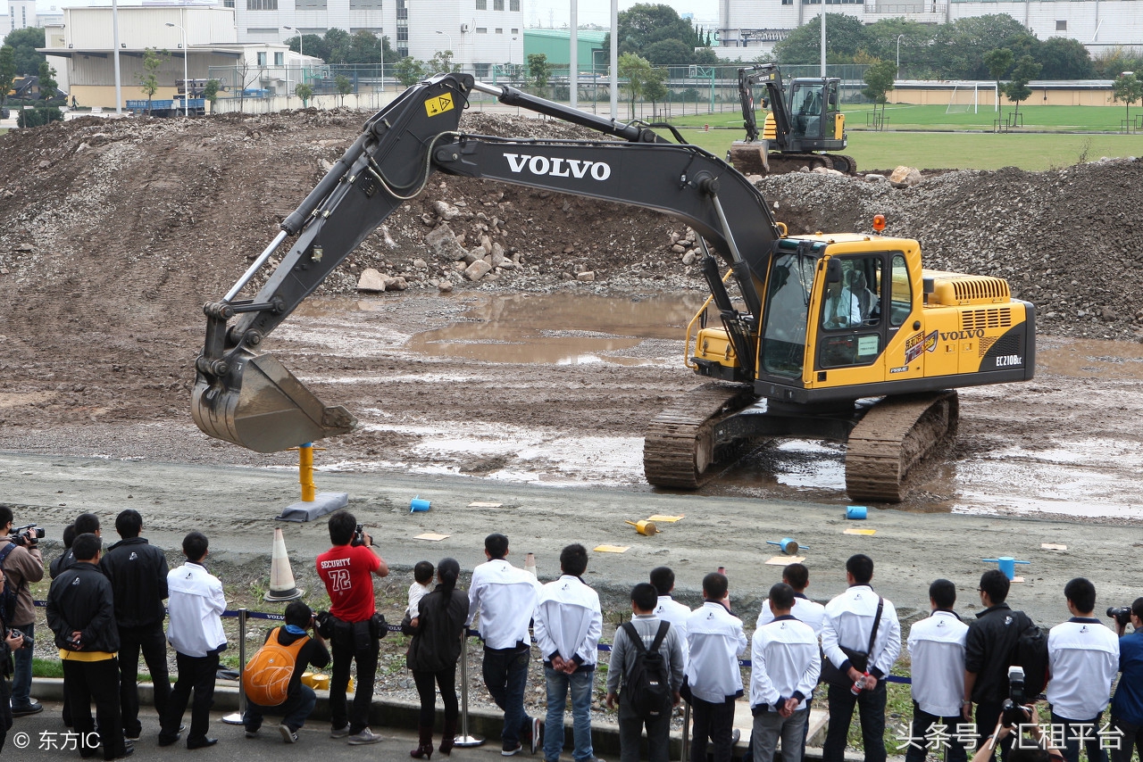 二手挖机买多少小时的,二手100万的挖机