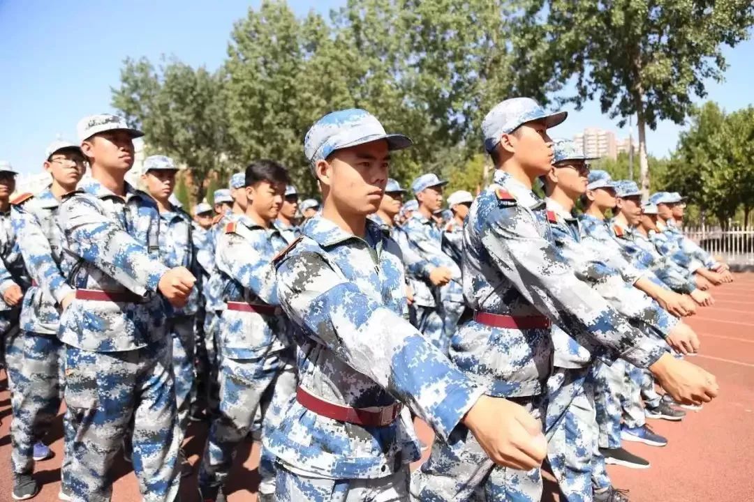 学生军训整齐划一的军姿,军训军姿