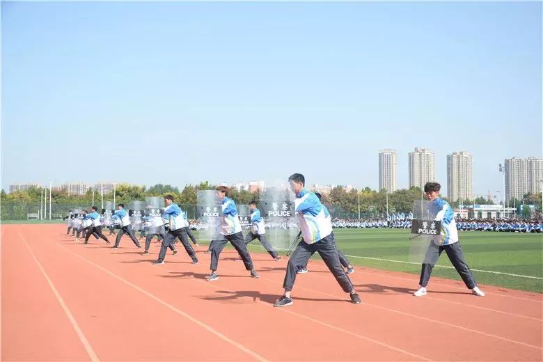 学生军训整齐划一的军姿,军训军姿