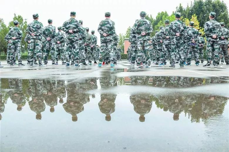 学生军训整齐划一的军姿,军训军姿