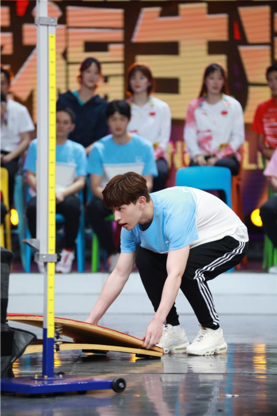 恭喜邓伦成为《快乐大本营》跳高记录的保持者，就问问还有谁？
