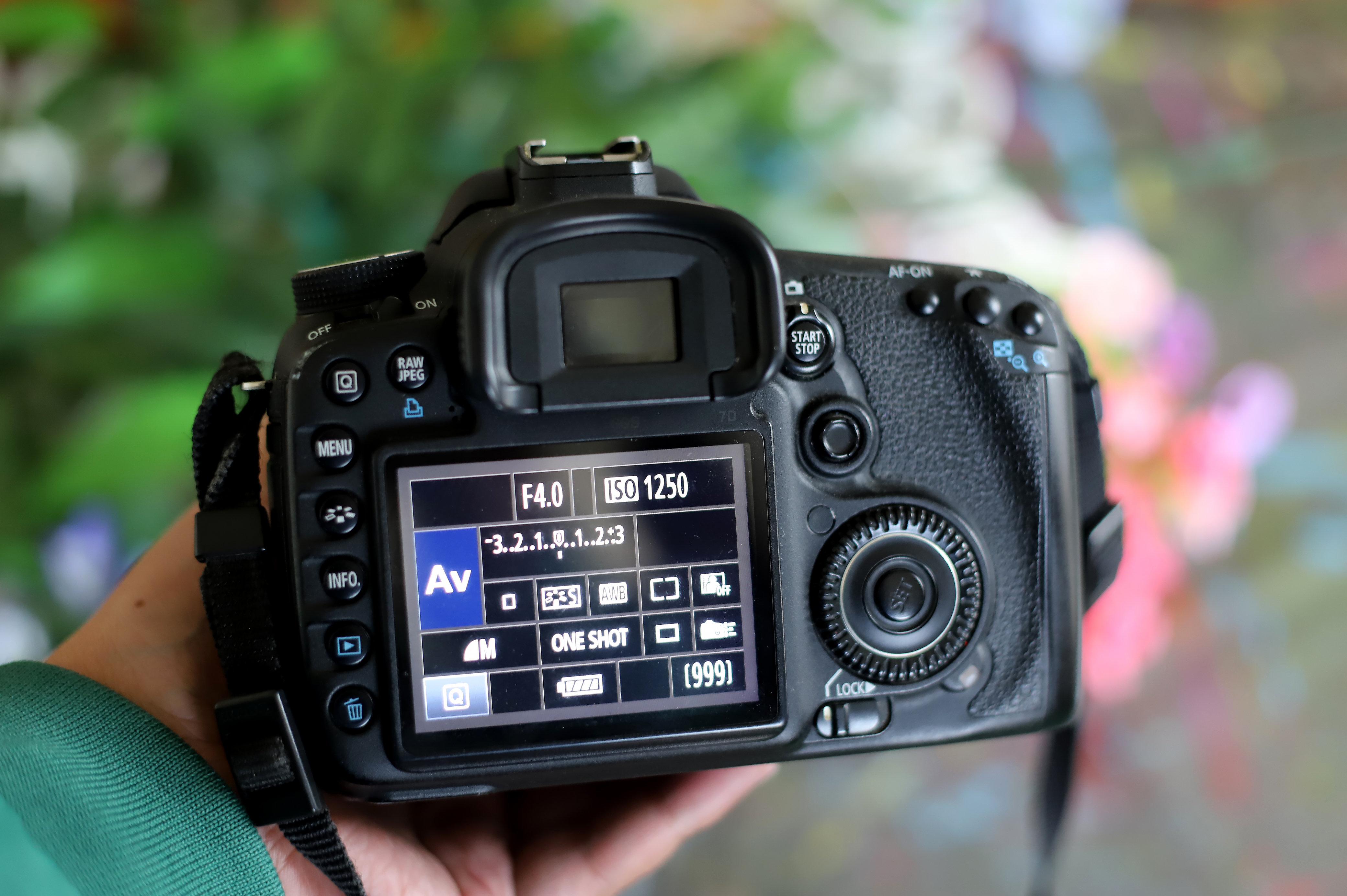 佳能一台拥有双核处理器的单反成为当时中高端数码单反的新标杆