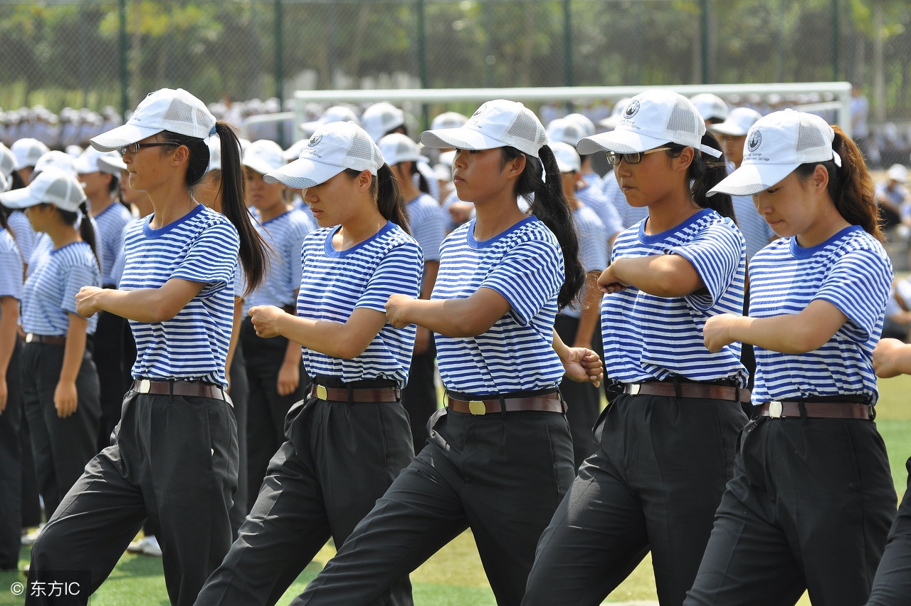 军训时教官踹女生,军训教官踹教官