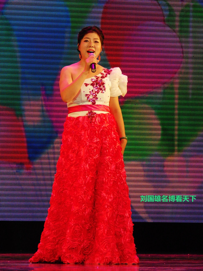 抱着个小孩,歌声还那么高亢,艺院老教授翁葵赢得满堂彩!