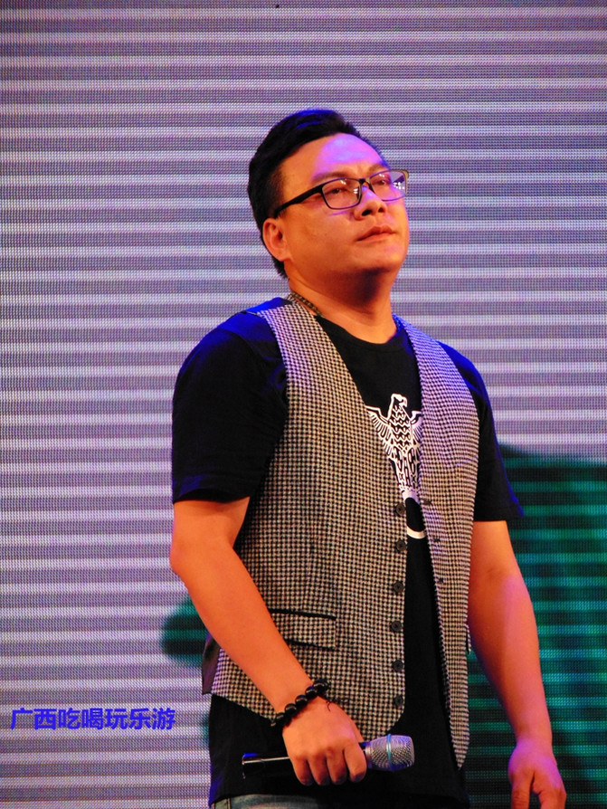 抱着个小孩,歌声还那么高亢,艺院老教授翁葵赢得满堂彩!