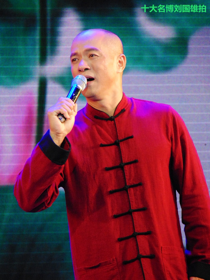 抱着个小孩,歌声还那么高亢,艺院老教授翁葵赢得满堂彩!