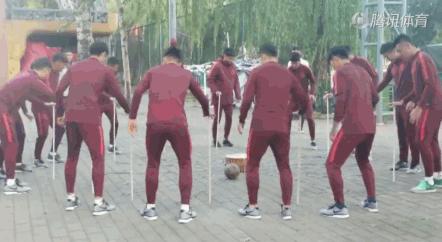 国足的训练日常,国足进行军事化训练