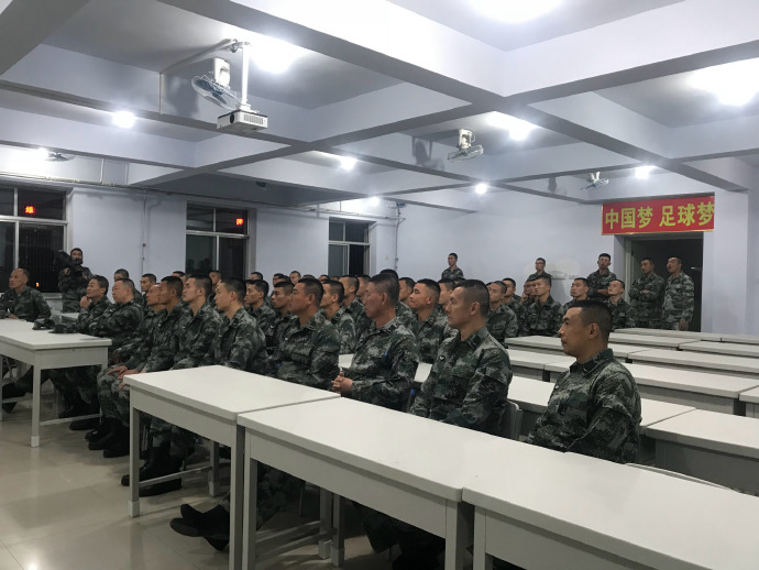 国足的训练日常,国足进行军事化训练