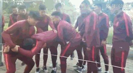 国足的训练日常,国足进行军事化训练
