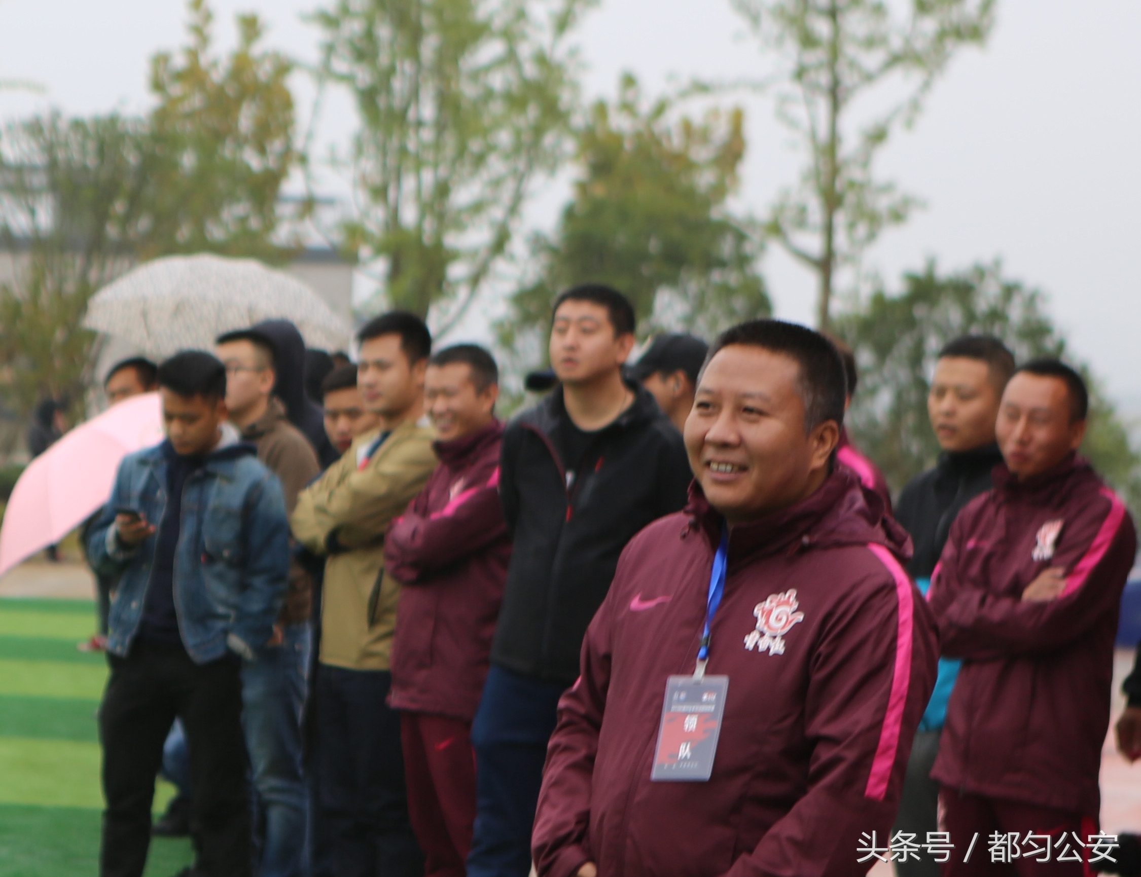 当警察遇上篮球视频,当警察遇上萌娃踢来的球