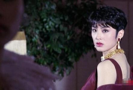 香港90年代她背景大到没人敢惹，遭赵薇横刀*爱夺**，今50岁被疑整容