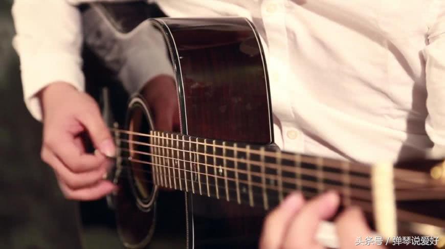 吉他初学者建议靠弦还是不靠弦,吉他5条弦初学入门者必学指法